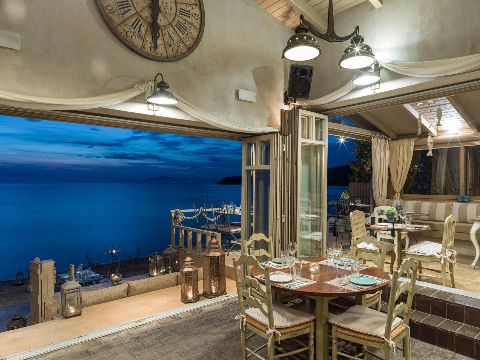 Six Keys Hotel Афисос Екстериор снимка