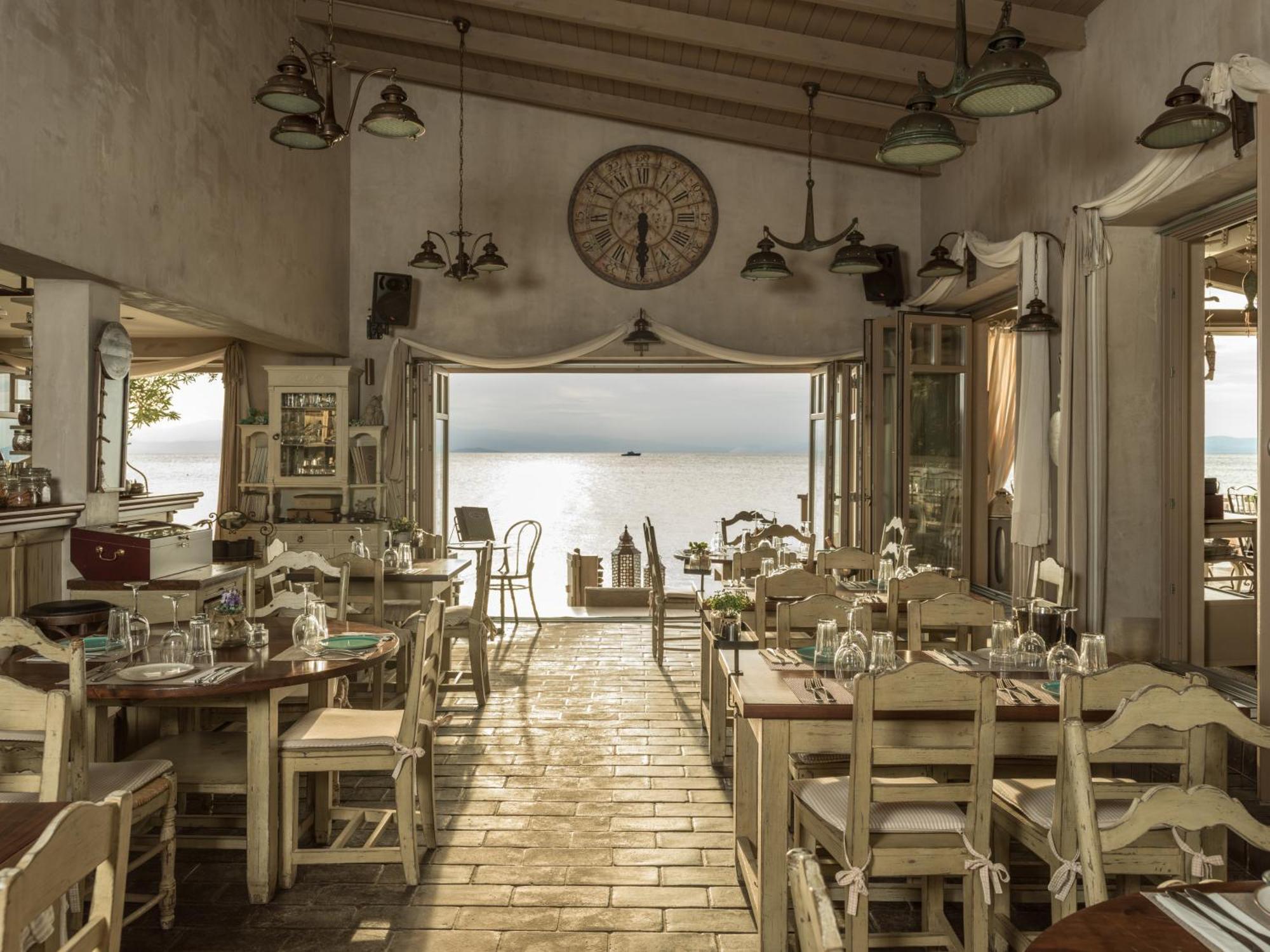 Six Keys Hotel Афисос Екстериор снимка